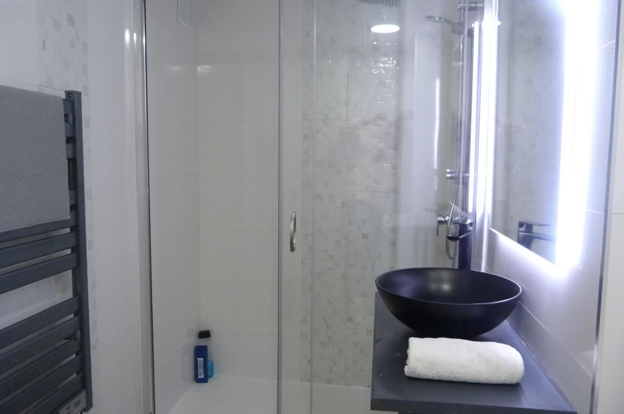 Delux Apartament Салоу Екстериор снимка
